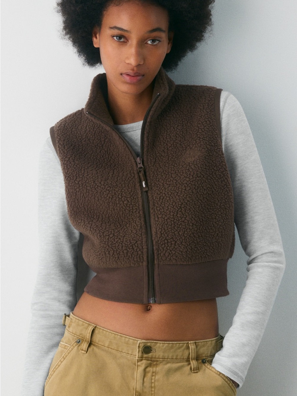 ARITZIA - TNA - Polartec Waist Length, Mockneck Sherpa Zip Vest - Brown